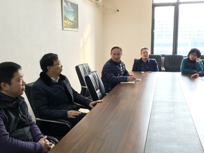 图3必赢中国官方网站姜斌院长和电气工程党支部党员们进行讨论和交流_副本.jpg